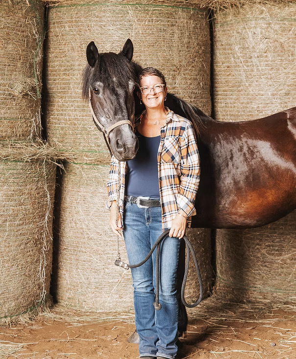 Lisa-Marie Loeffen standing with a horse